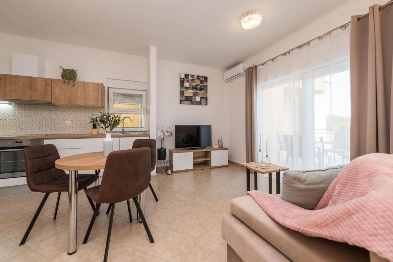 זאדאר Villa Petra S Bazenom, Rostiljem I Parkingom מראה חיצוני תמונה