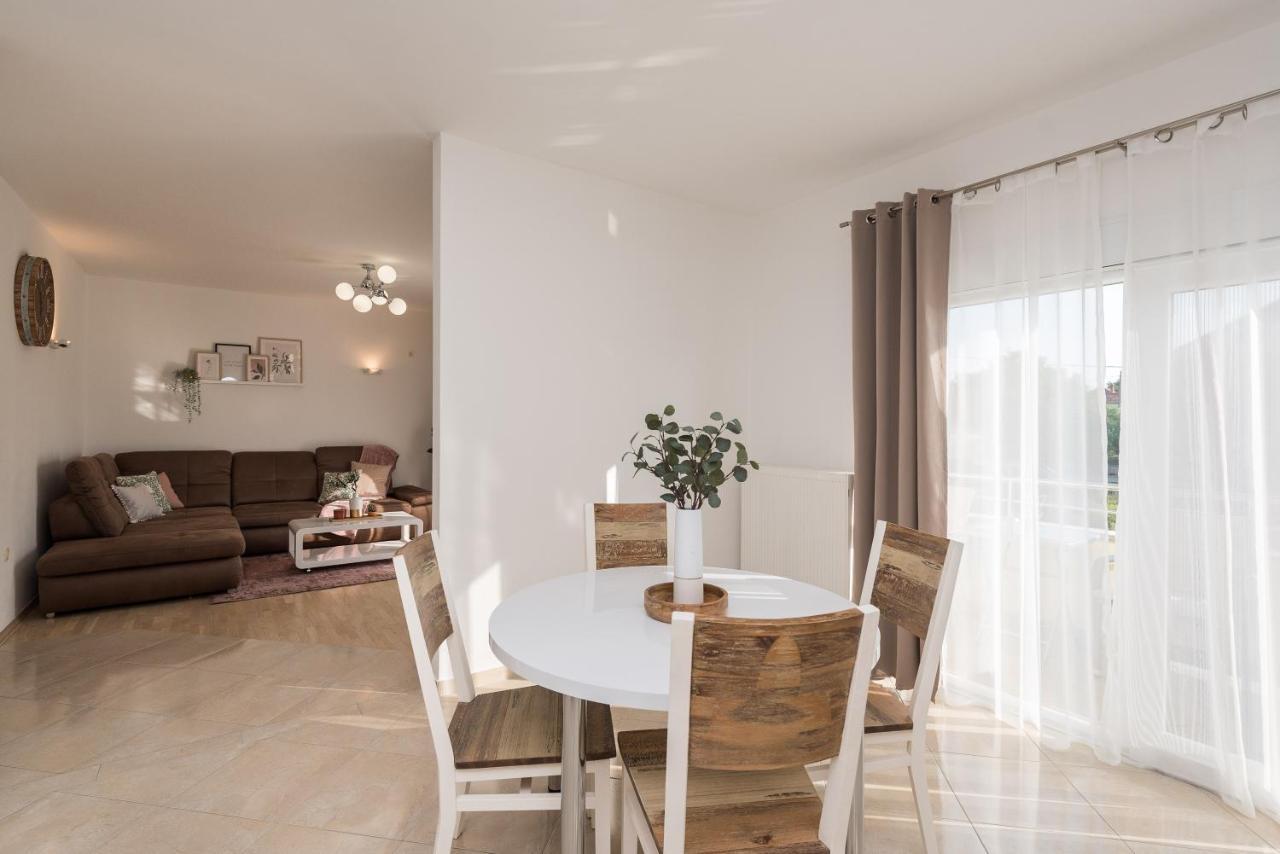 זאדאר Villa Petra S Bazenom, Rostiljem I Parkingom מראה חיצוני תמונה