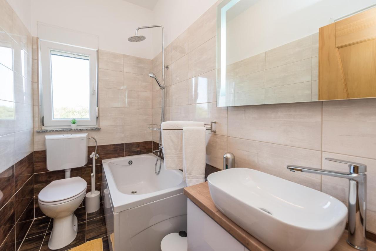 זאדאר Villa Petra S Bazenom, Rostiljem I Parkingom מראה חיצוני תמונה