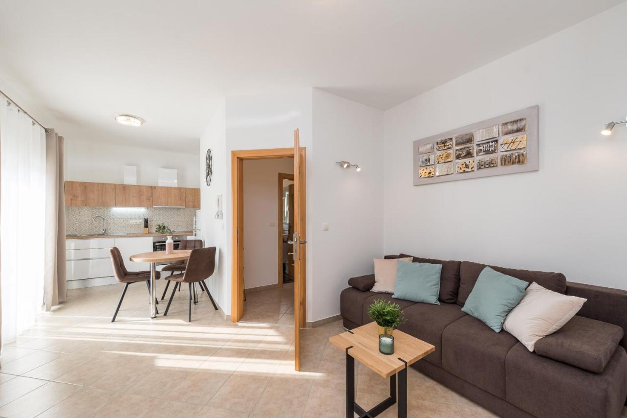 זאדאר Villa Petra S Bazenom, Rostiljem I Parkingom מראה חיצוני תמונה
