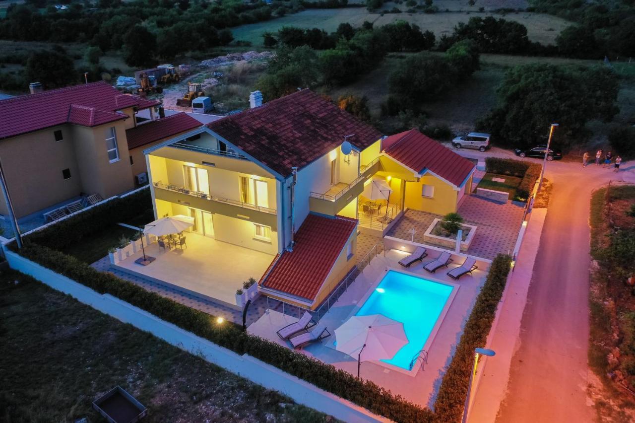 זאדאר Villa Petra S Bazenom, Rostiljem I Parkingom מראה חיצוני תמונה